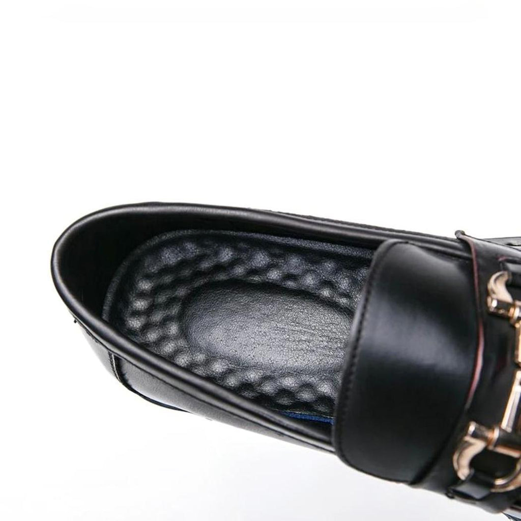 Svarta loafers med metalldetalj i syntetiskt läder för herr