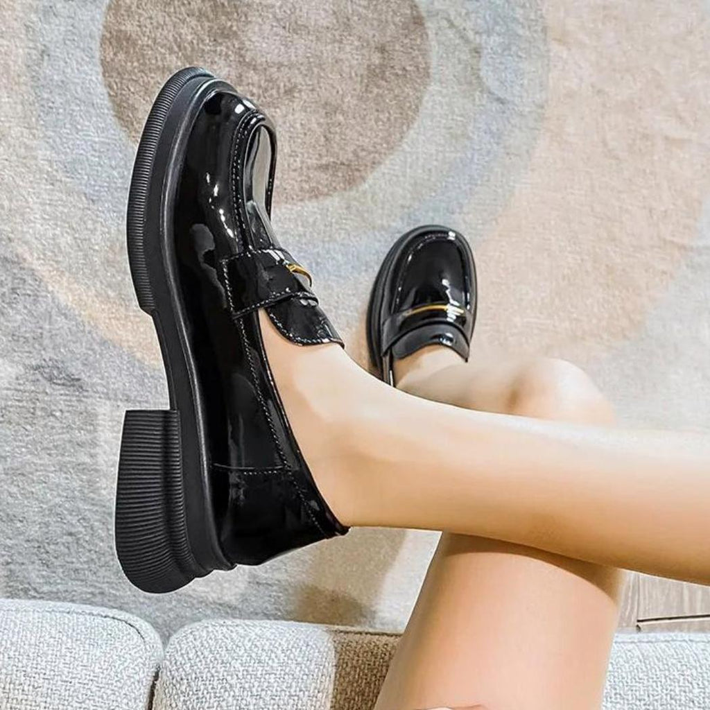 Svarta lackloafers i syntetiskt läder för dam