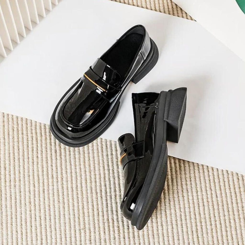 Svarta lackloafers i syntetiskt läder för dam