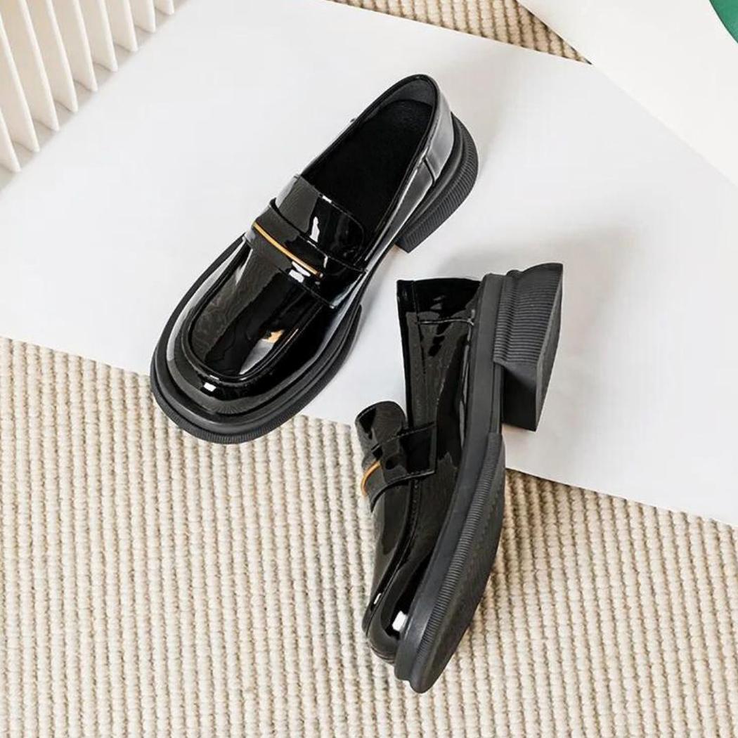 Svarta lackloafers i syntetiskt läder för dam