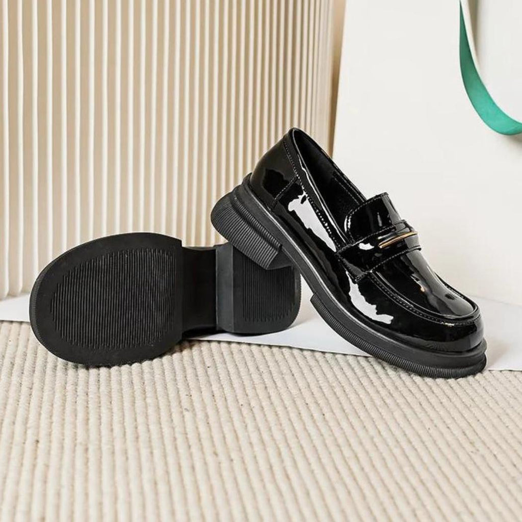 Svarta lackloafers i syntetiskt läder för dam