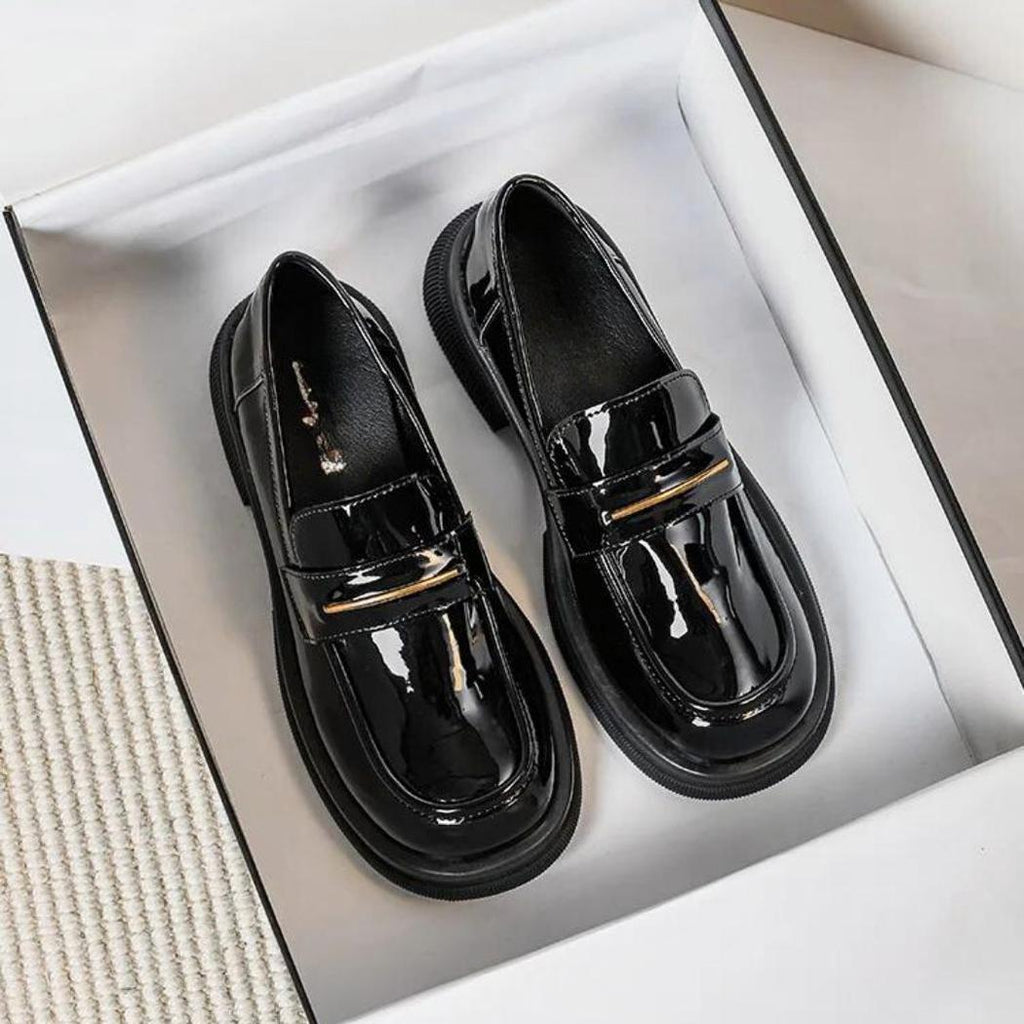 Svarta lackloafers i syntetiskt läder för dam