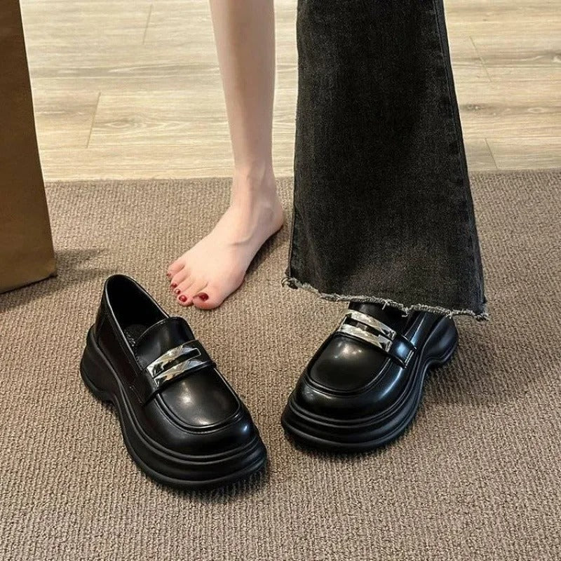 Loafers med platåsula och silverrem, bild 6 av 9