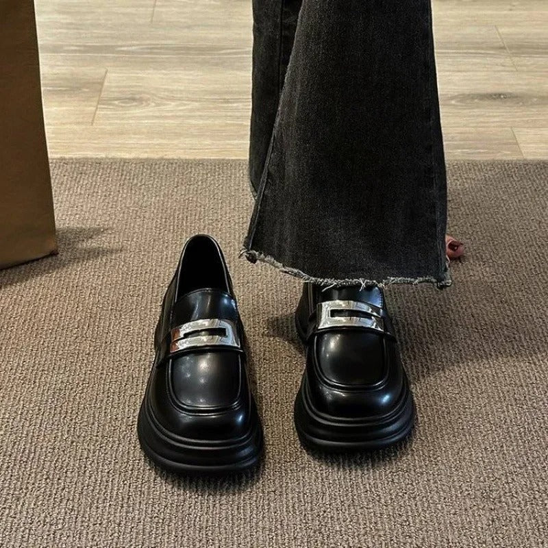 Loafers med platåsula och silverrem, bild 3 av 9