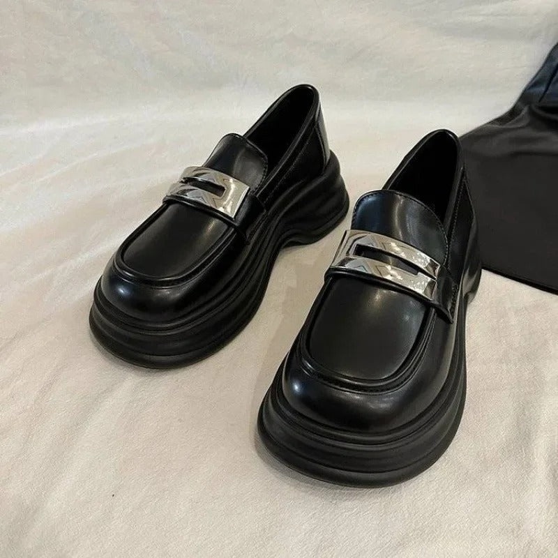 Svarta loafers med platåsula och silverrem
