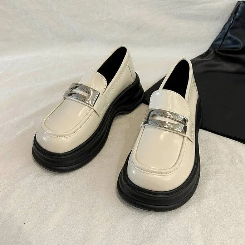 Beige loafers med platåsula och silverrem