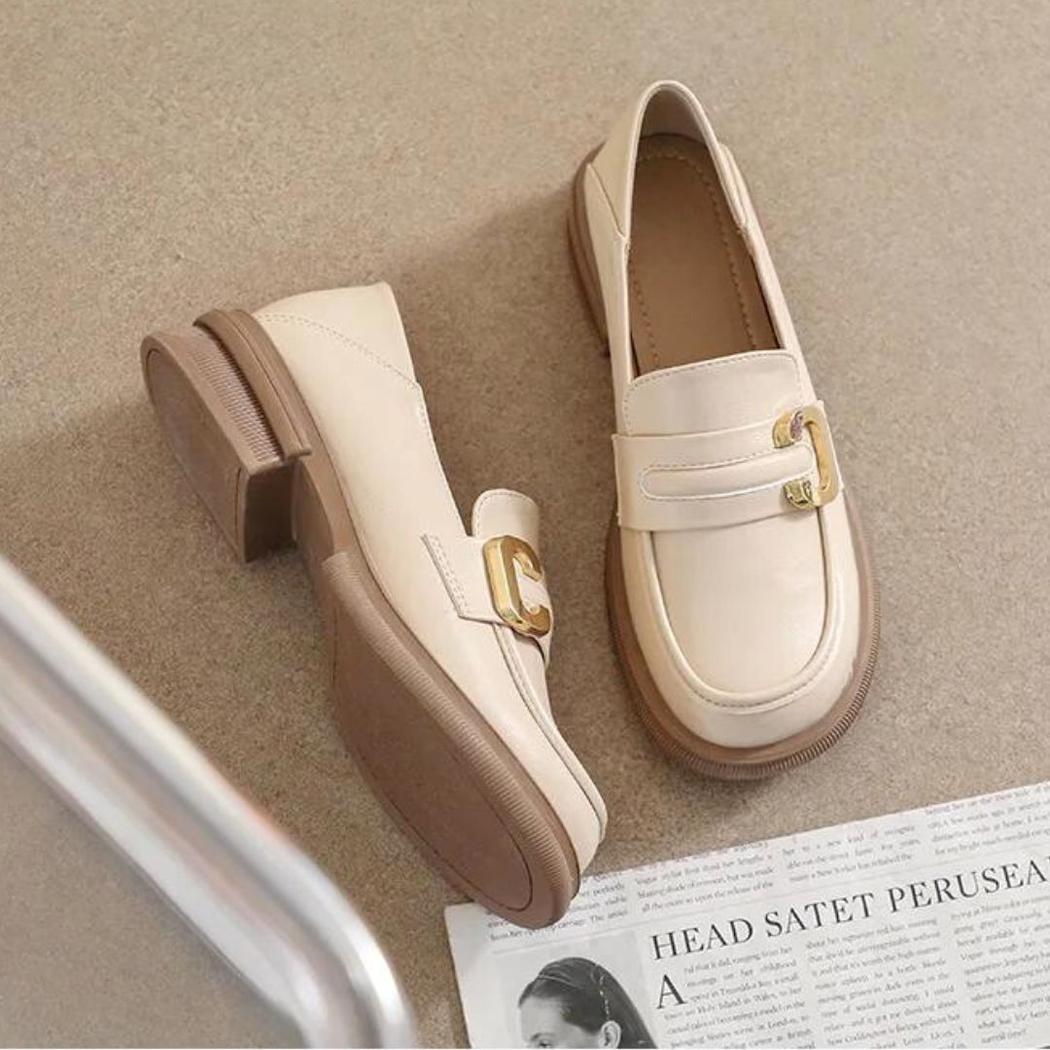 Mjuka och eleganta beige loafers i äkta läder för kvinnor