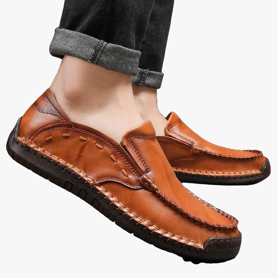 man som bär mjuka loafers i syntetiskt läder för herr i färgen kamel