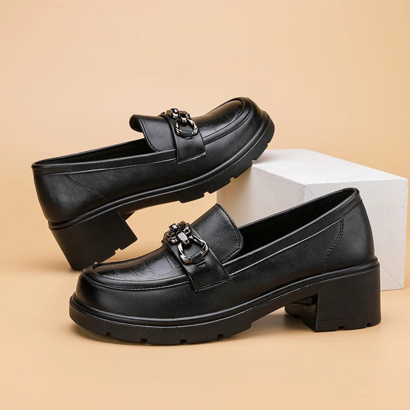 Loafers med blockklack och silverbeslag för dam, bild 3 av 8