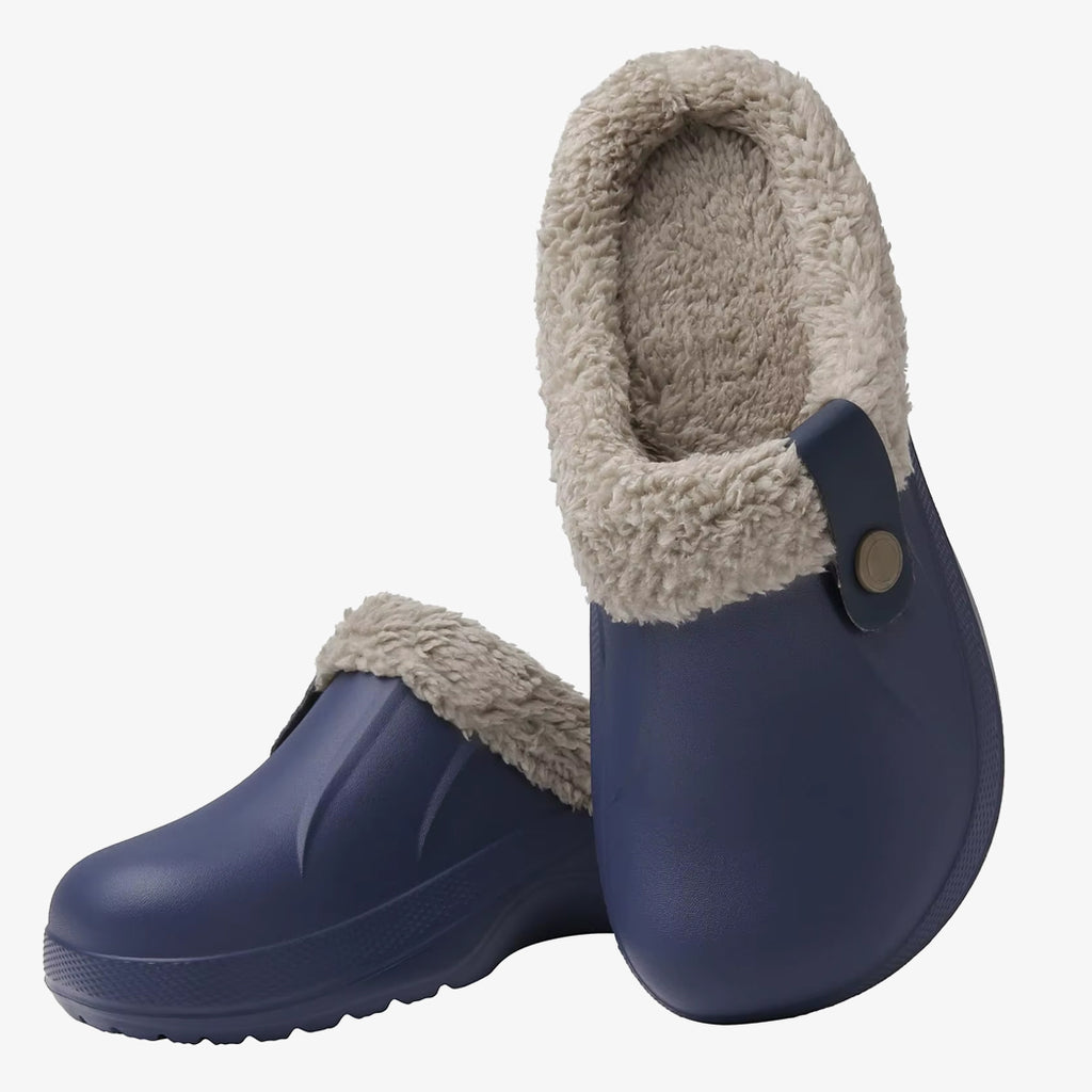 Ett par blå clog-loafers i plast för kvinnor med foder, på vit bakgrund