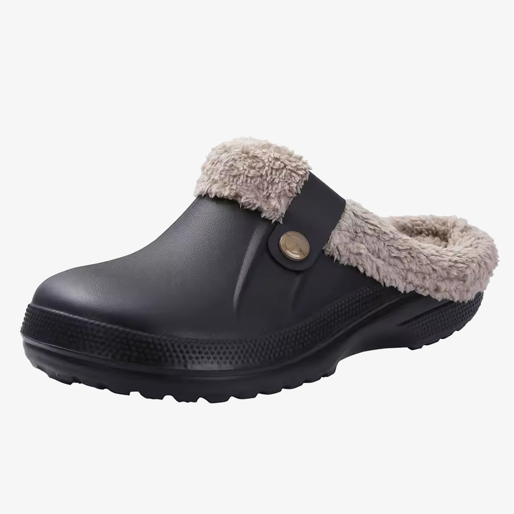 Svarta clog-loafers i plast med brunt plyschfoder på vit bakgrund