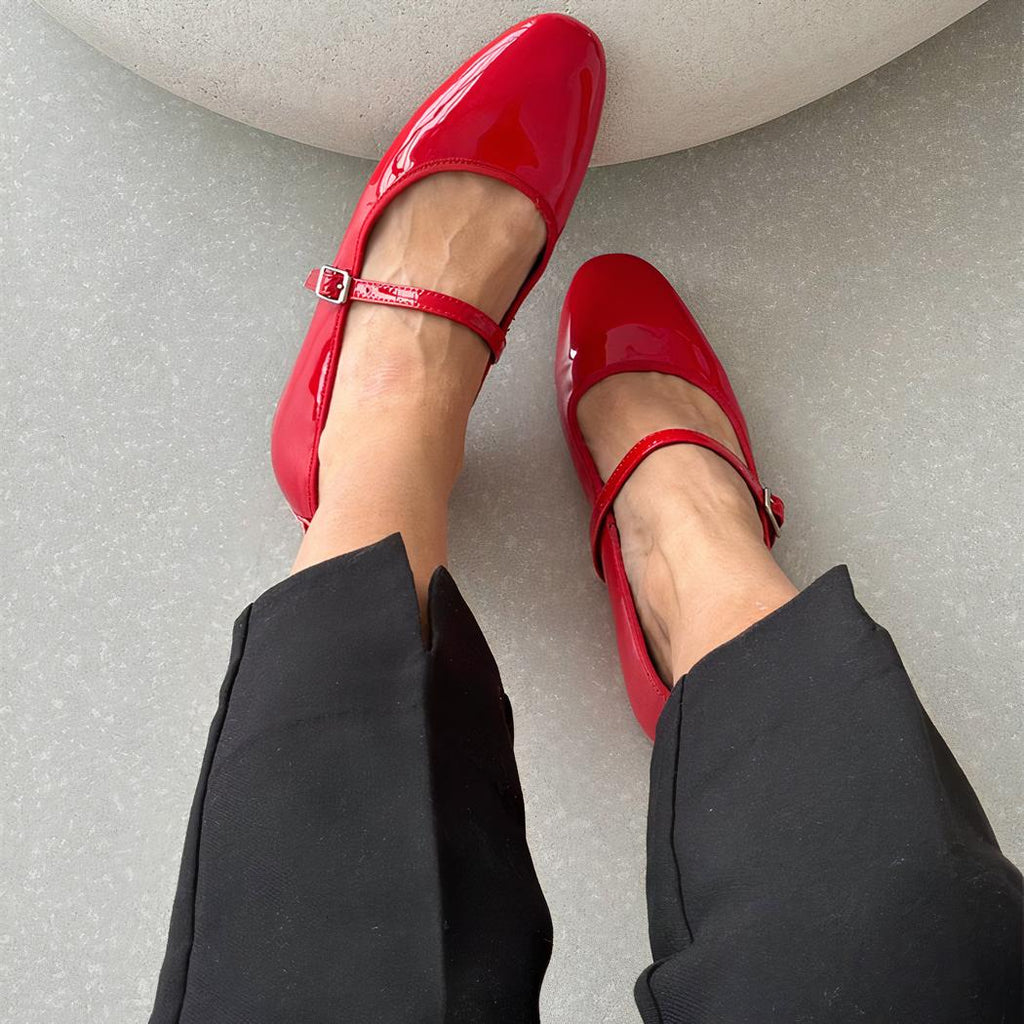 Ballerina loafer i lackläder med smal spänne över vristen