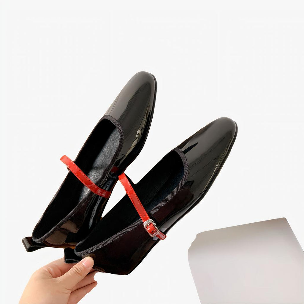 Ballerina loafer i lackläder med smal spänne över vristen