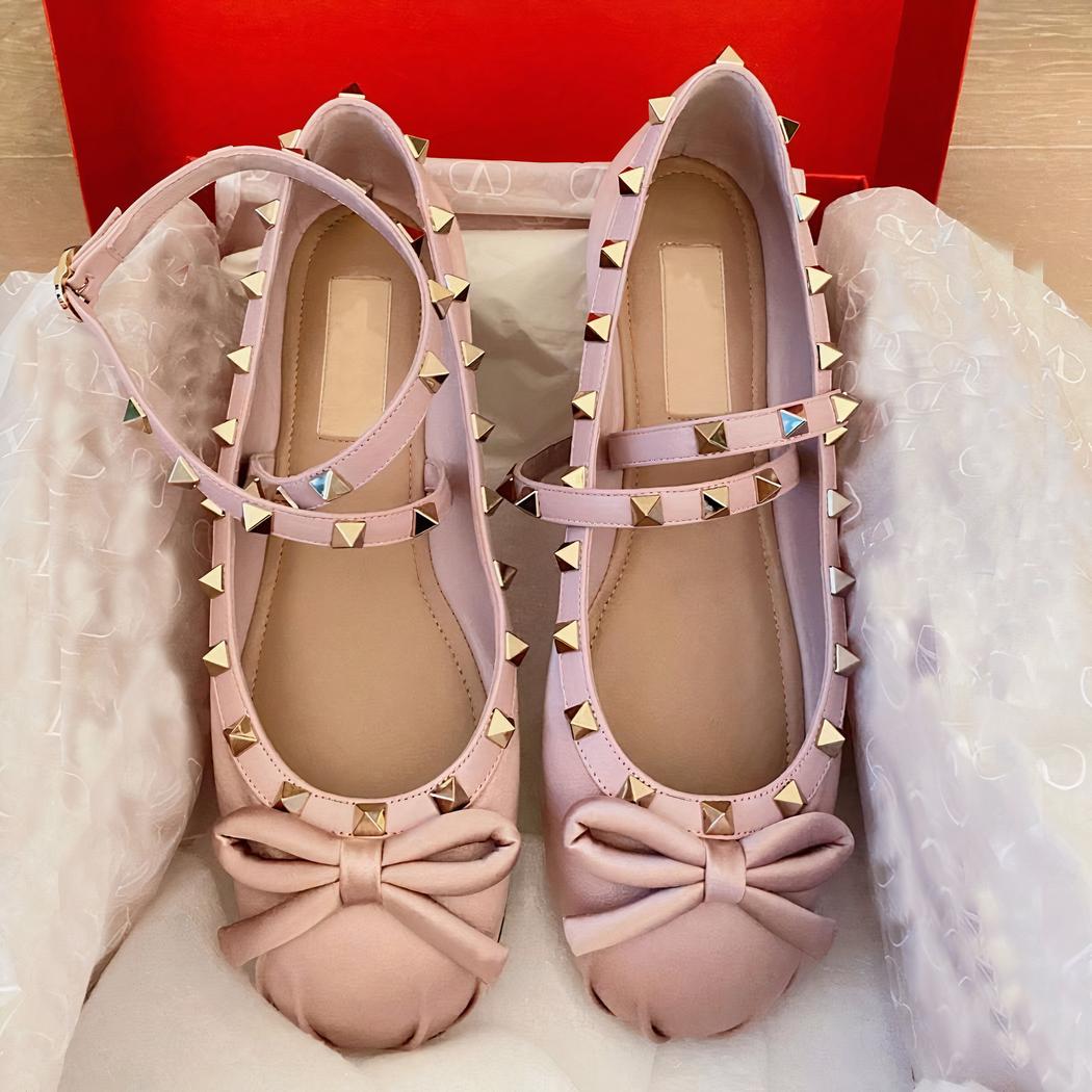 Ballerina loafer i satin med en liten rosett framtill och ett spänne vid foten