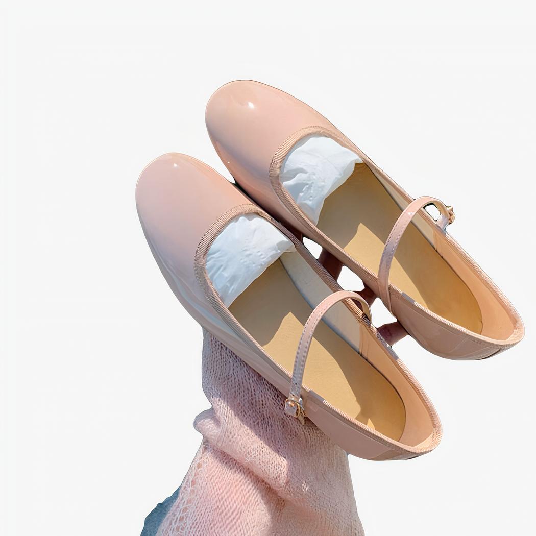 Ballerinaloafer i lack med rund tå och smalt spänne över foten