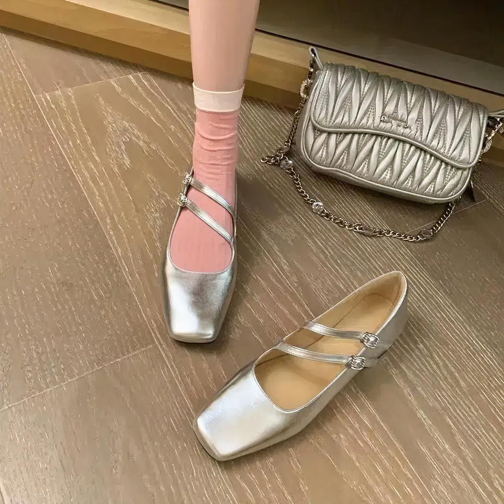 Lackade silverfärgade ballerina-loafers med dubbla spännen