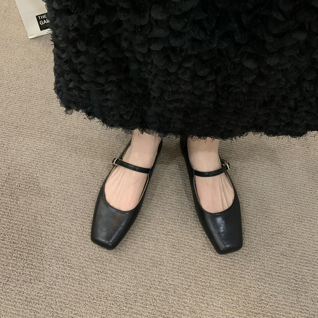 Mary Jane-loafers med fyrkantig tå och en liten spänne på fotryggen