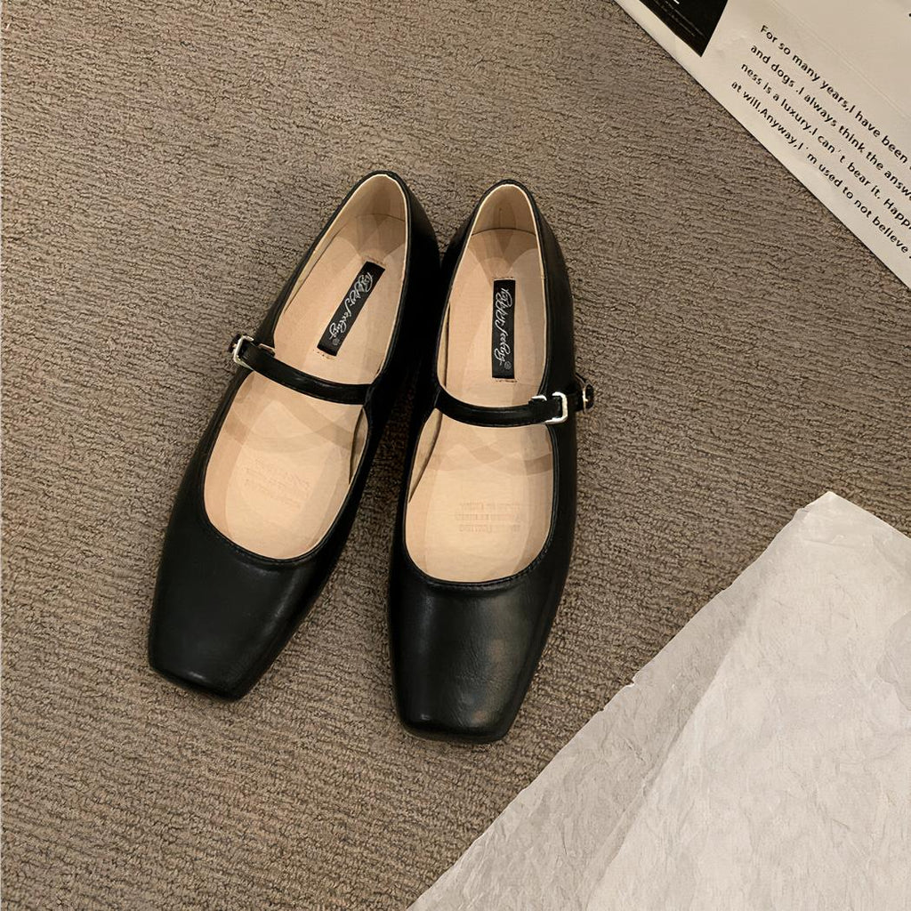 Mary Jane-loafers med fyrkantig tå och en liten spänne på fotryggen