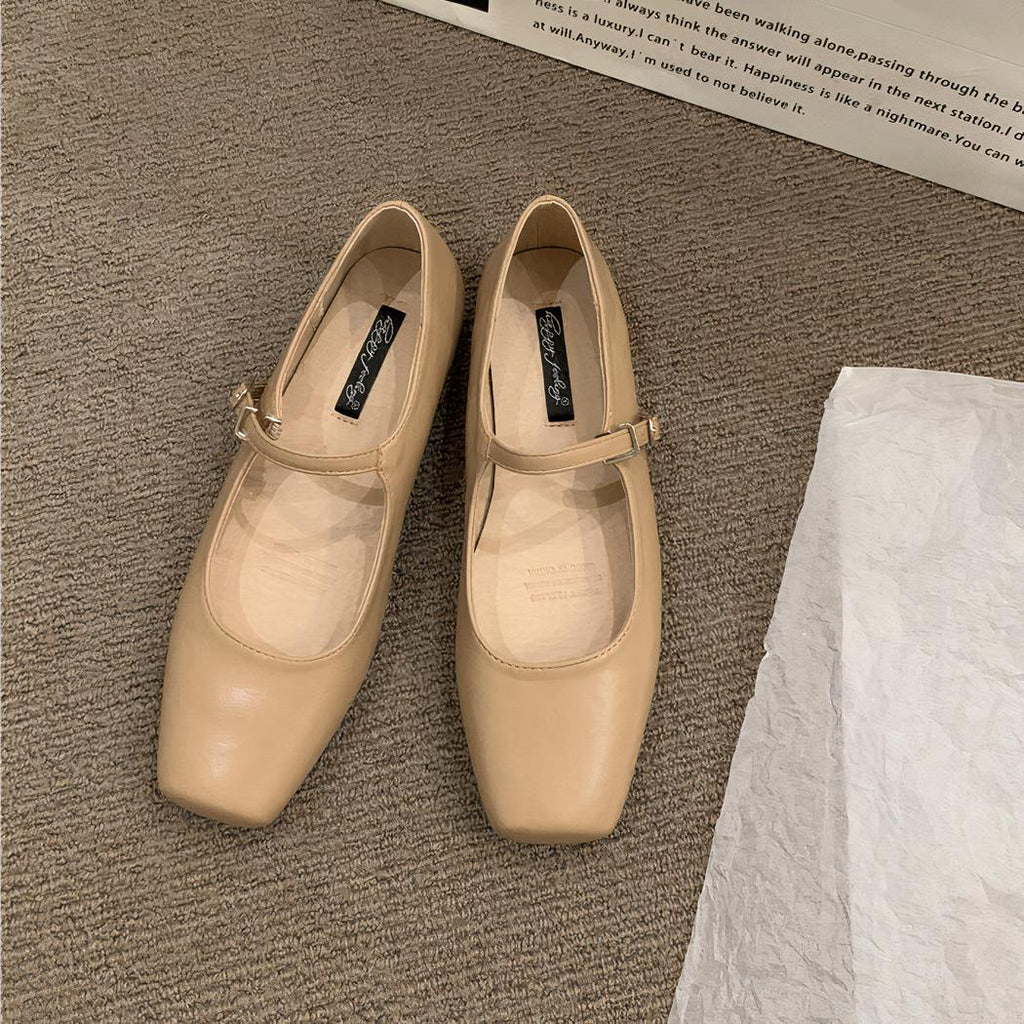 Mary Jane-loafers med fyrkantig tå och en liten spänne på fotryggen