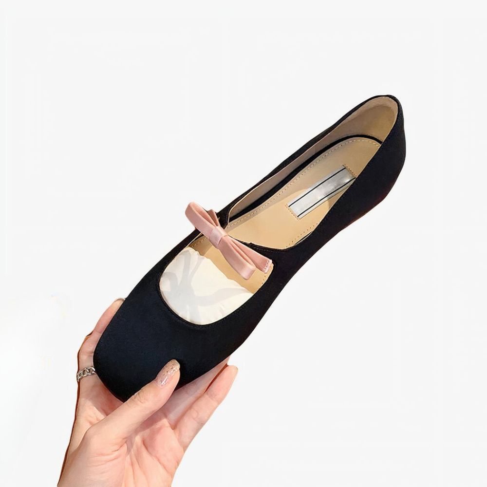 Mary Jane-loafer med fyrkantig tå och en liten rosett över spännet på foten