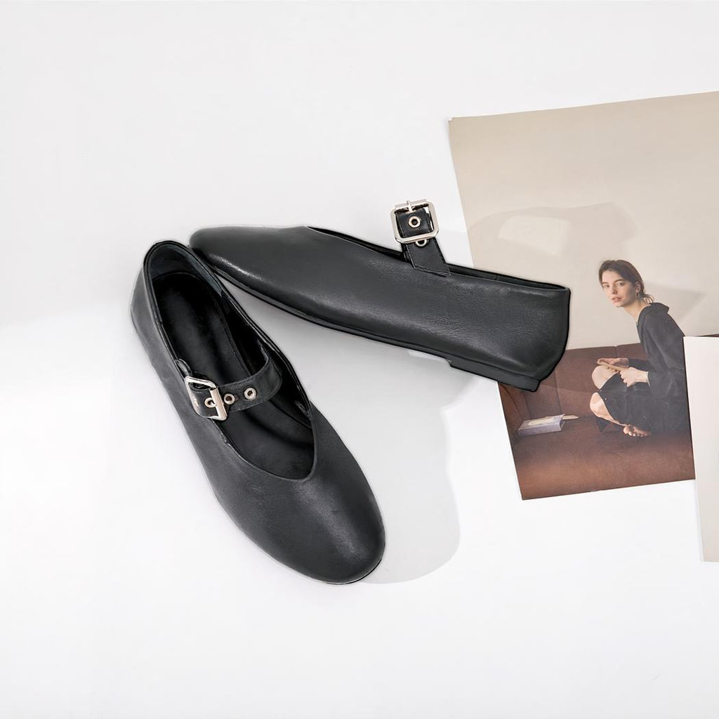Svarta Mary Jane loafers i rockstil med ett justerbart spänne över vristen.