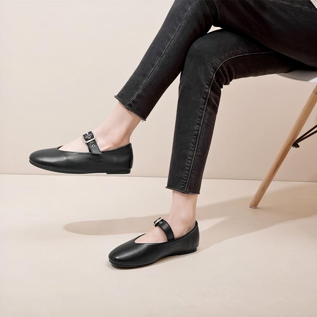 Svarta Mary Jane loafers i rockstil med ett justerbart spänne över vristen.
