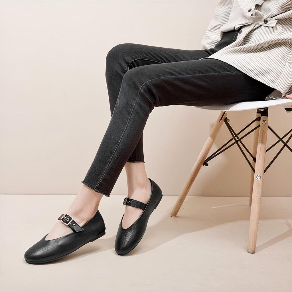 Svarta Mary Jane loafers i rockstil med ett justerbart spänne över vristen.