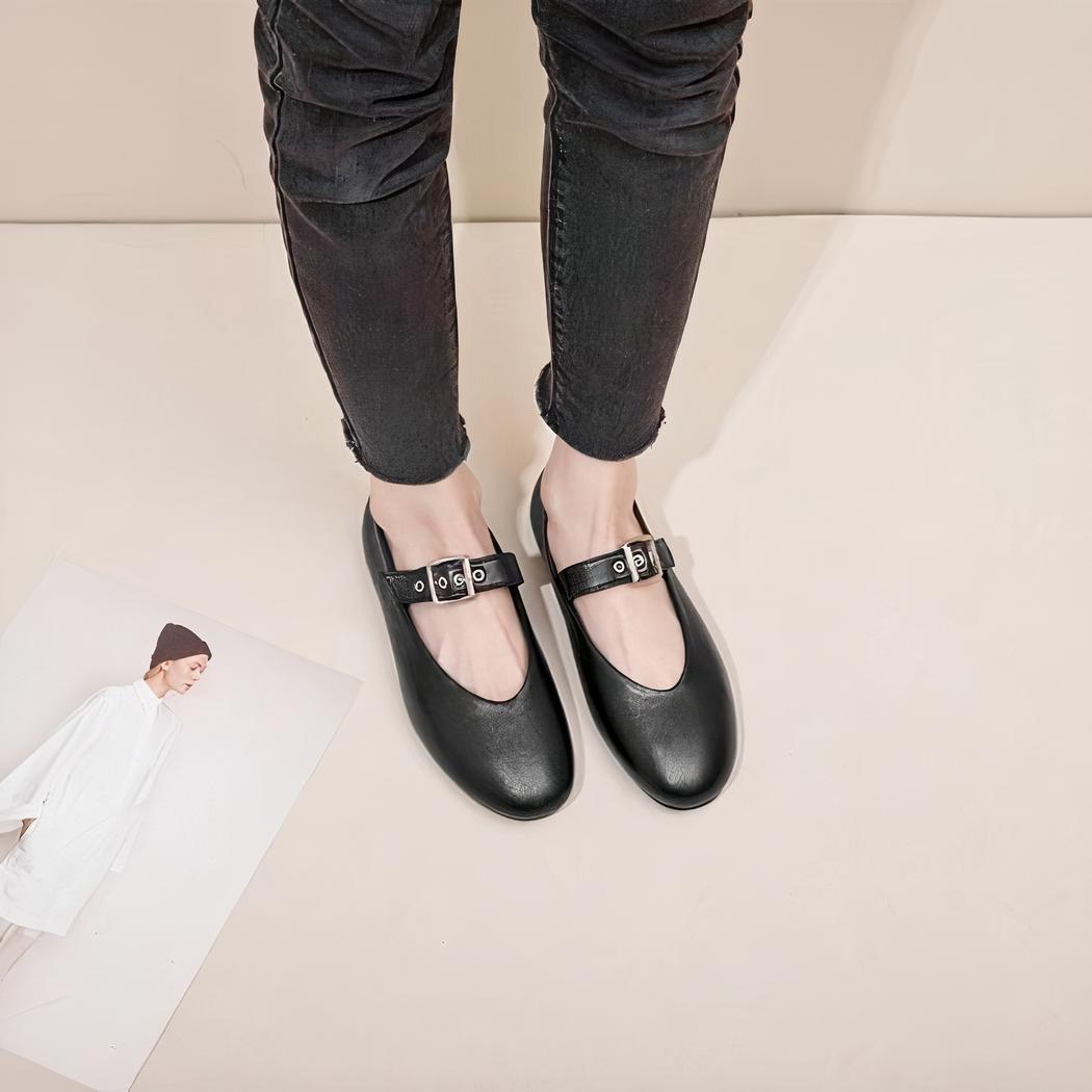 Svarta Mary Jane loafers i rockstil med ett justerbart spänne över vristen.