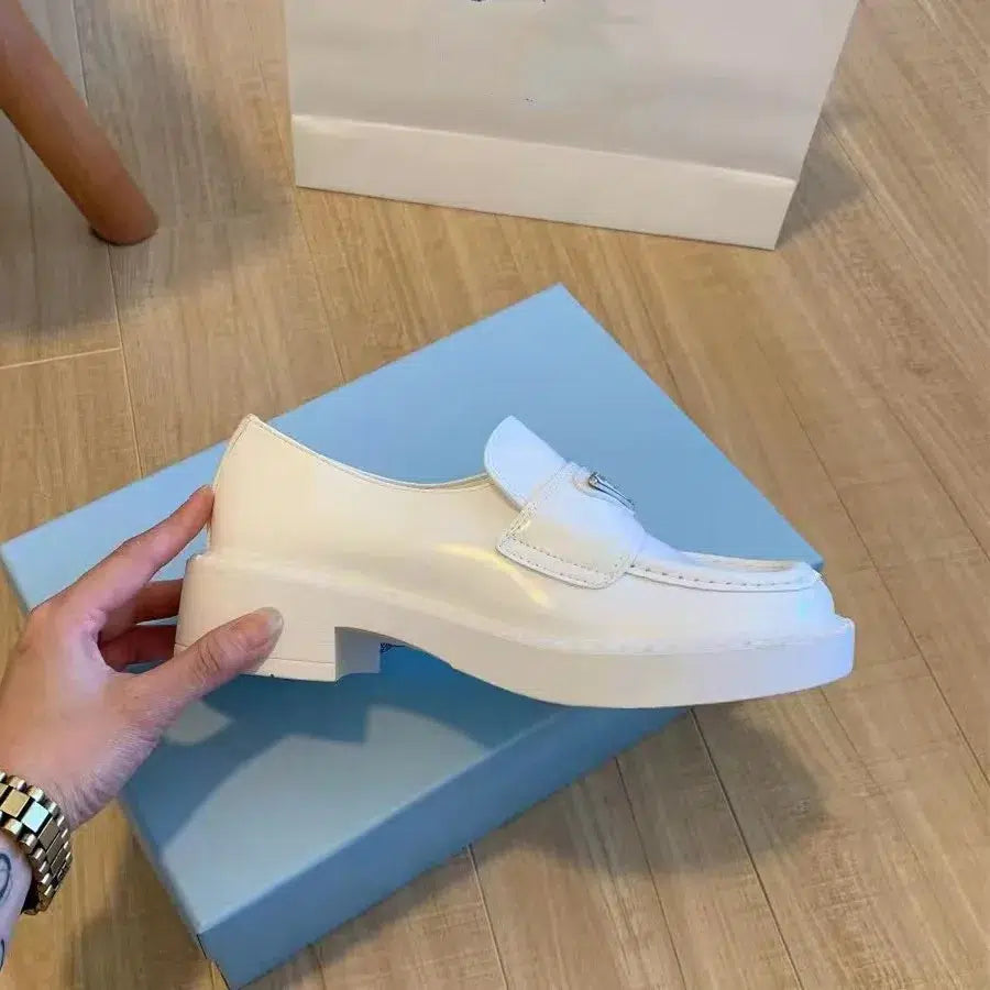 Vita loafers med tjock låg klack för dam