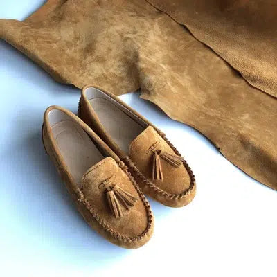 Bruna loafers med tofsar i äkta mocka för damer