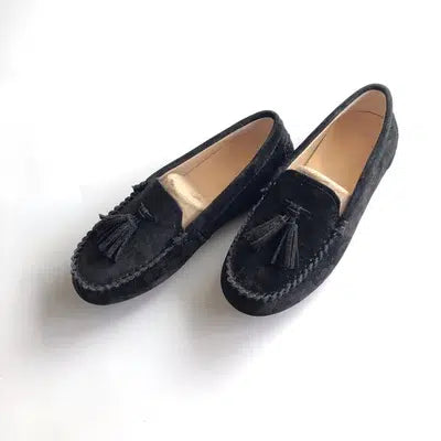Svarta loafers med tofsar i äkta mocka för damer