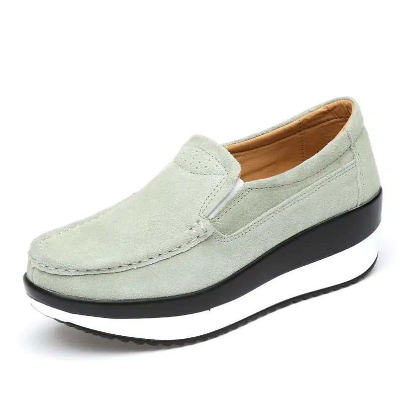 Gröna loafers med kilklack i mocka för dam