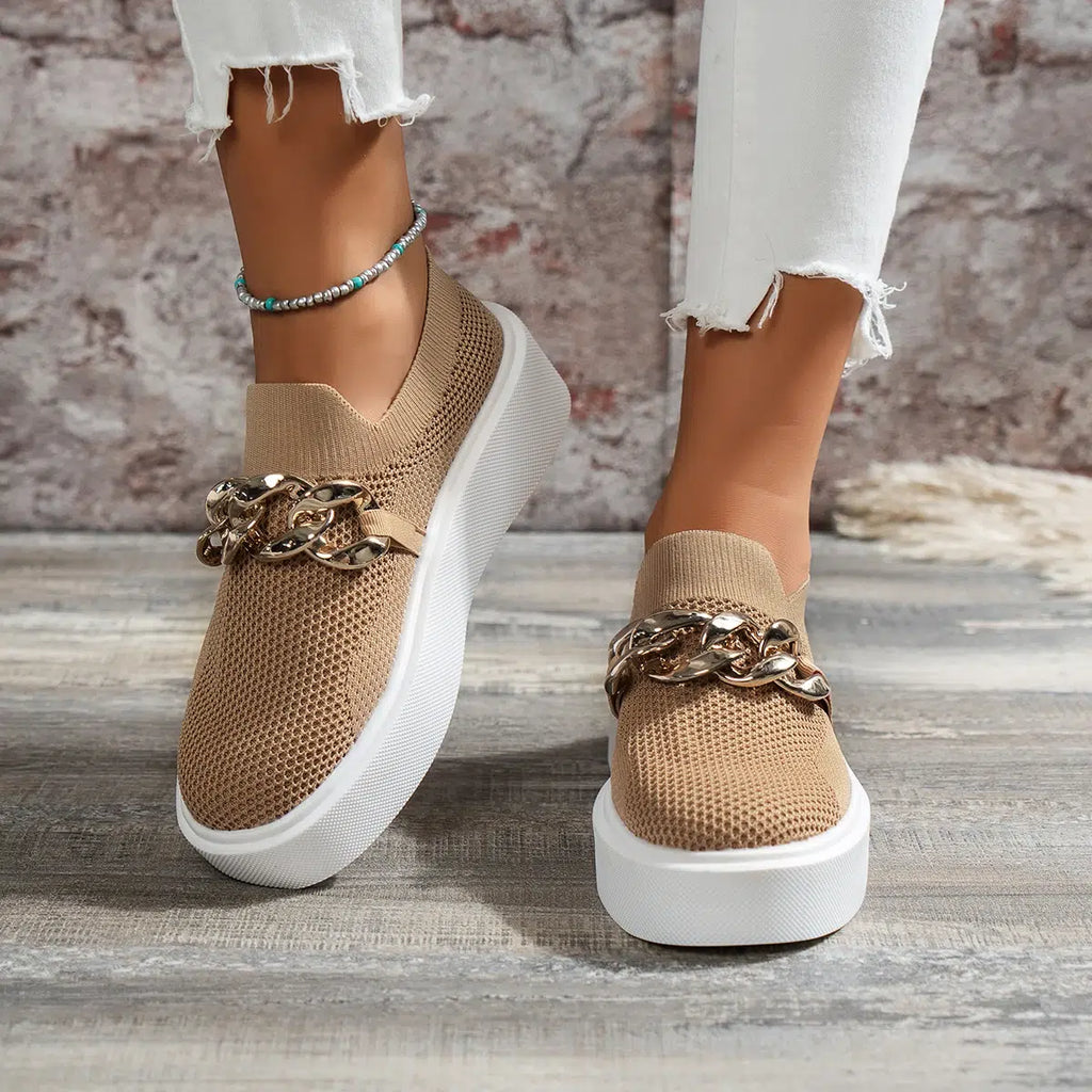 Beige loafers med platåsula och metallkedja