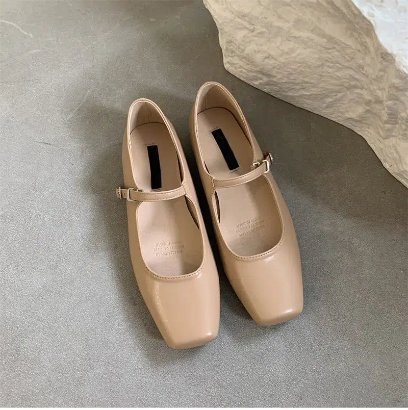 Trendiga Mary Jane beige ballerinor med remmar