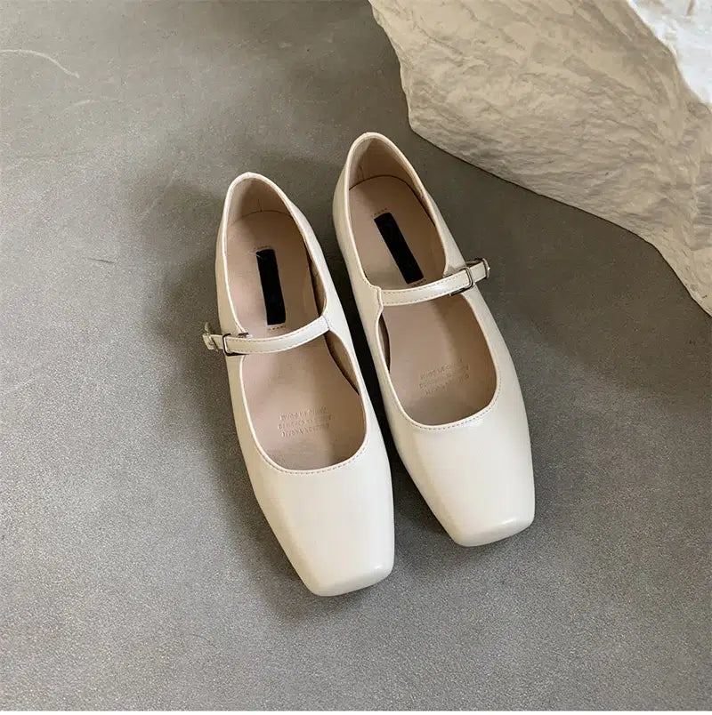 Trendiga Mary Jane vita ballerinor med remmar