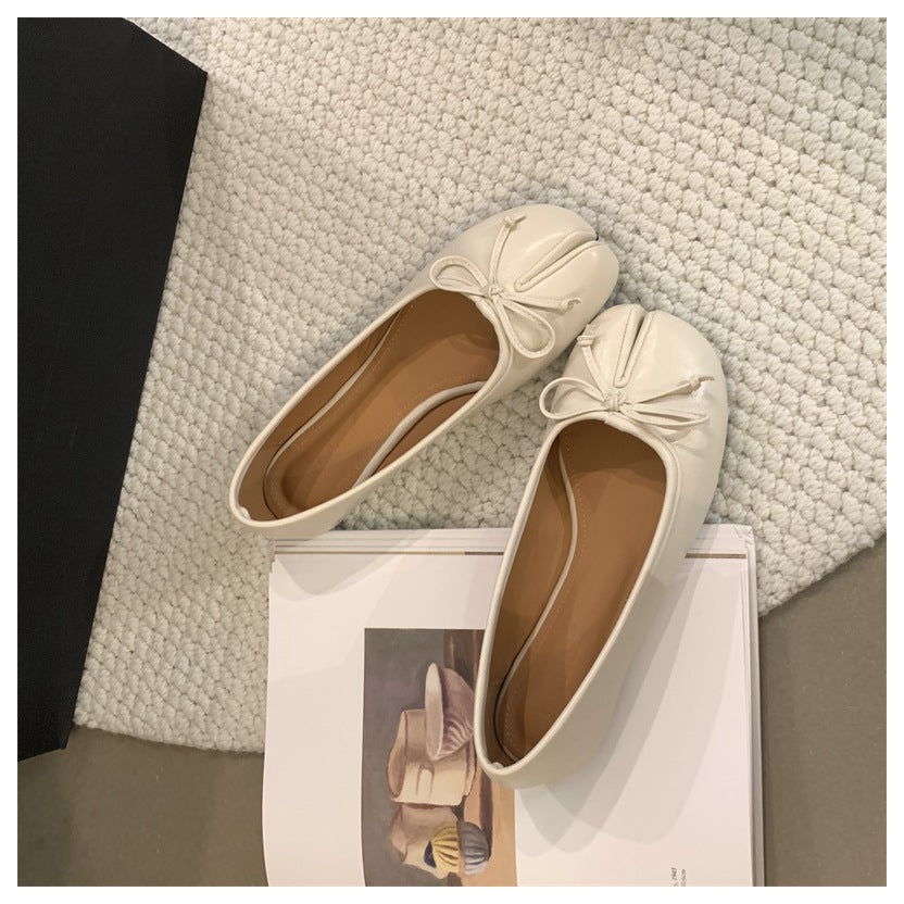 Platta beige Tabi-ballerinaskor med dekorativ rosett