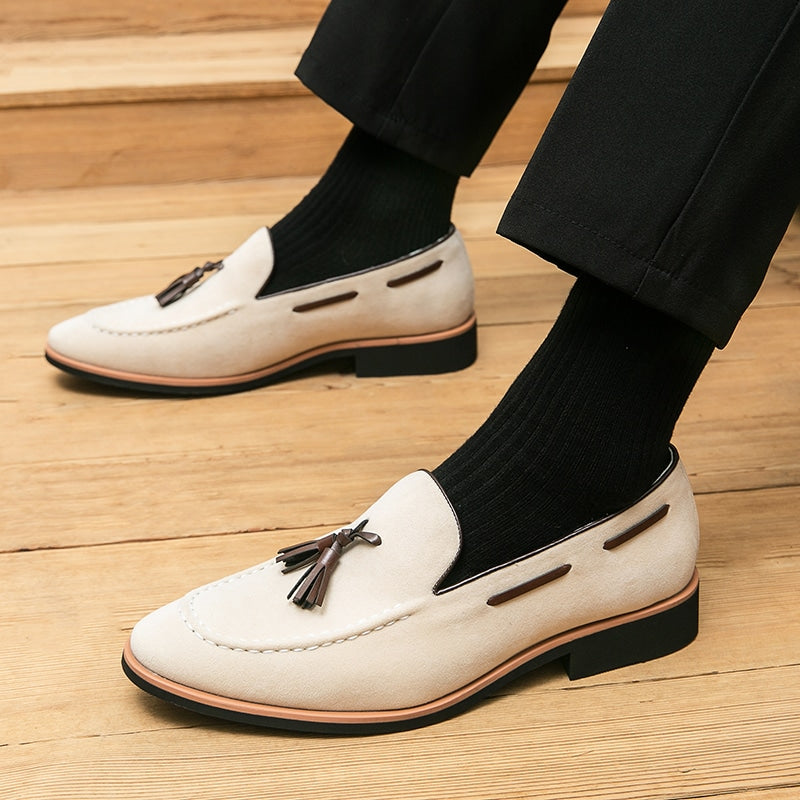 Avslappnade loafers i äkta mocka med tofsar för herrar, bild 4 av 8