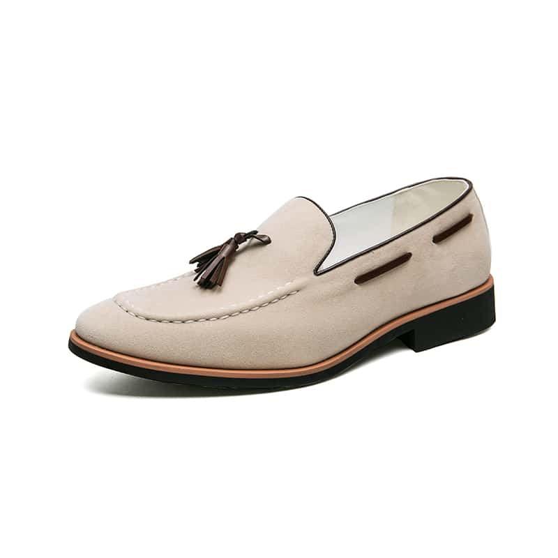 Avslappnade beige loafers i äkta mocka med tofsar för herrar
