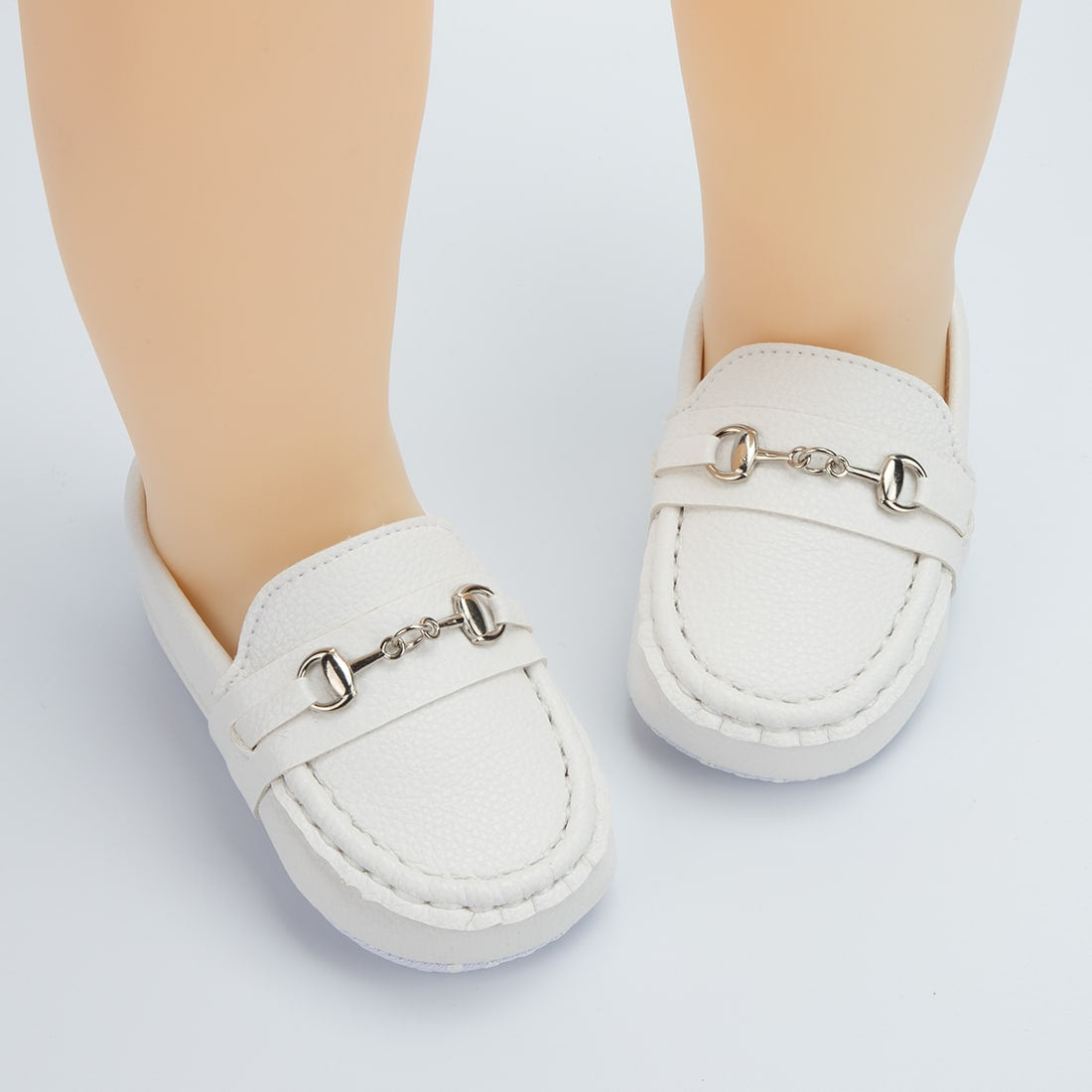 Mockasiner i kornig lädereffekt med silverbeslag för baby, bild 7 av 11