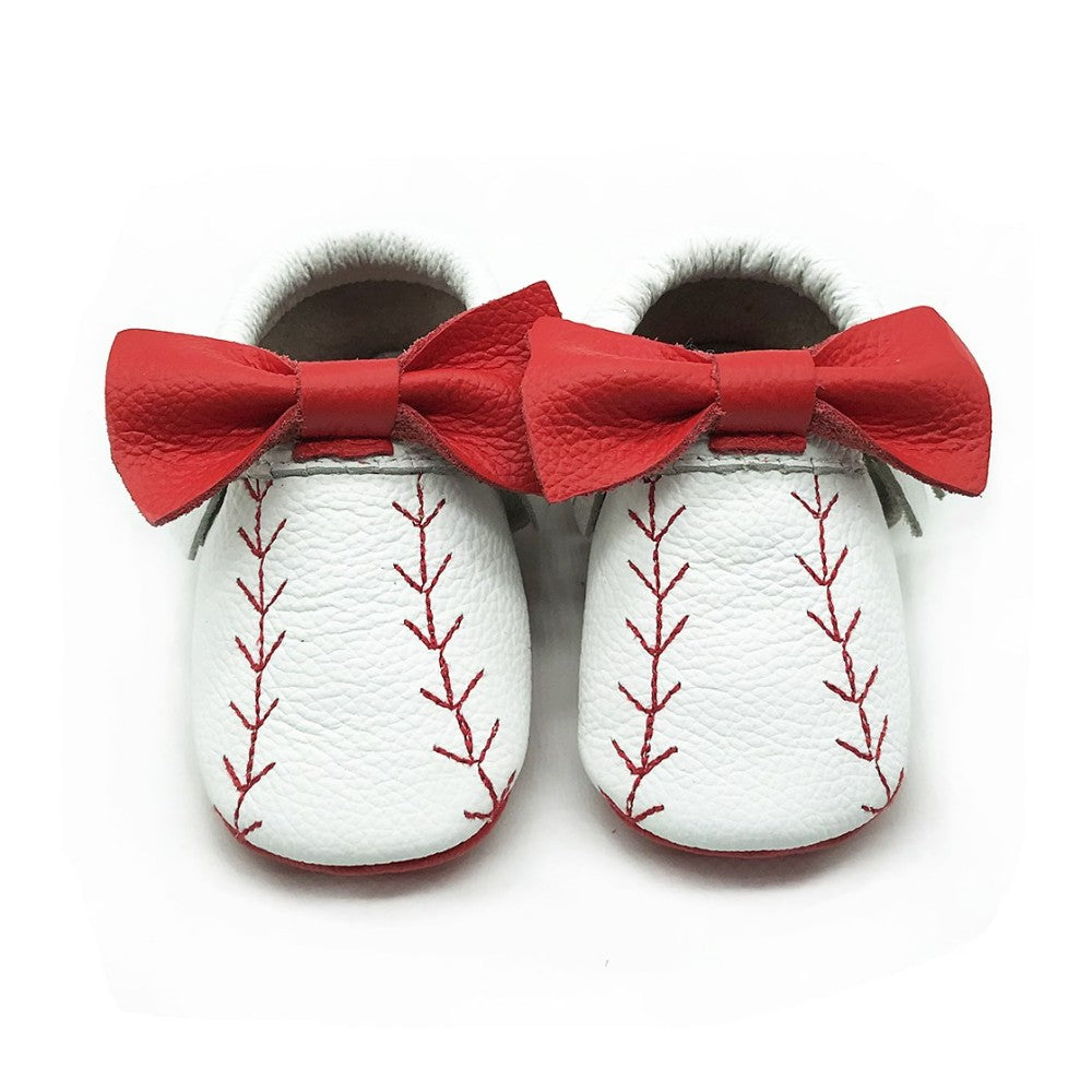 Röda mokasiner med baseballdesign för baby