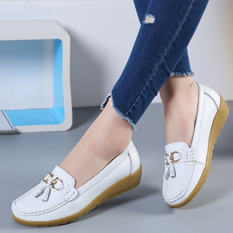 Vita tofs-loafers med båtskoinspiration för kvinnor