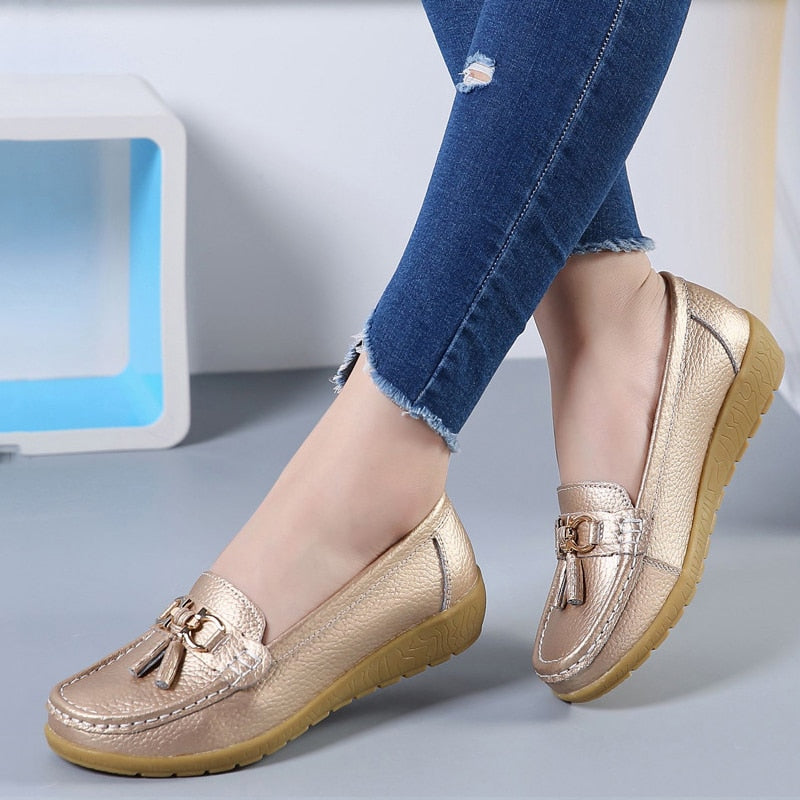 Gyllene tofs-loafers med båtskoinspiration för kvinnor