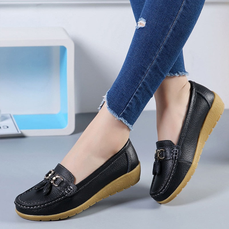 Svarta tofs-loafers med båtskoinspiration för kvinnor