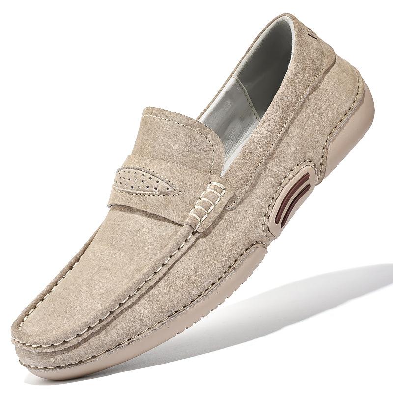 Beige mockaloafers för män med vit bakgrund