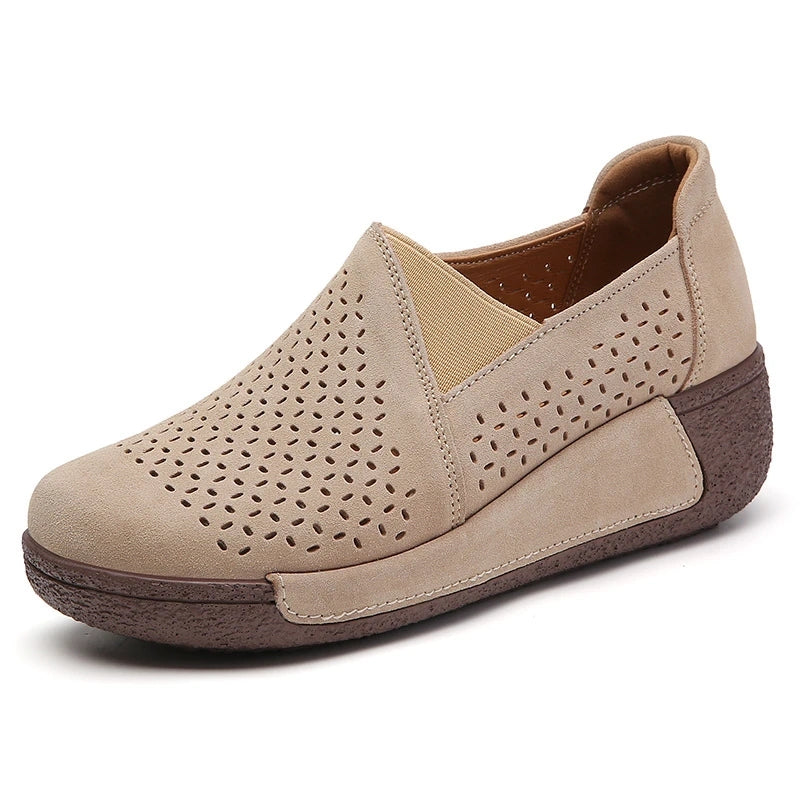 Bekväma perforerade beige loafers med kilsula för dam