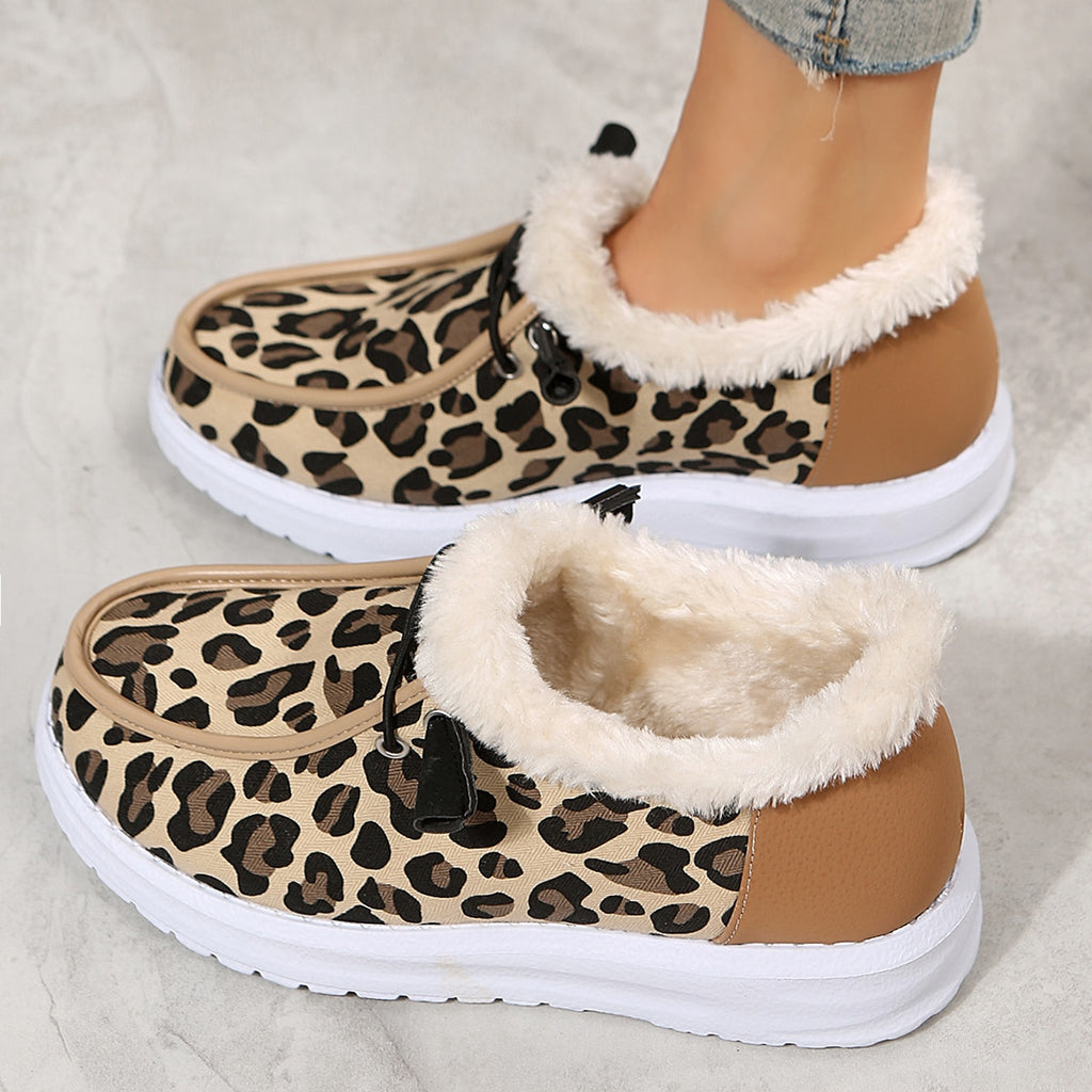Beige båtmokasiner i konstpäls med leopardmönster