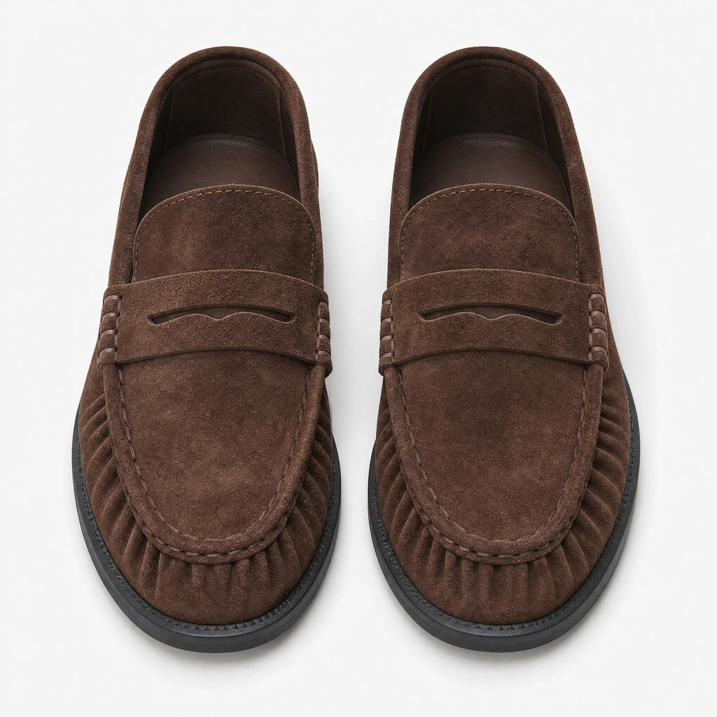 Bruna loafers för dam i mockalook med veckade sömmar i färgen chokladbrun