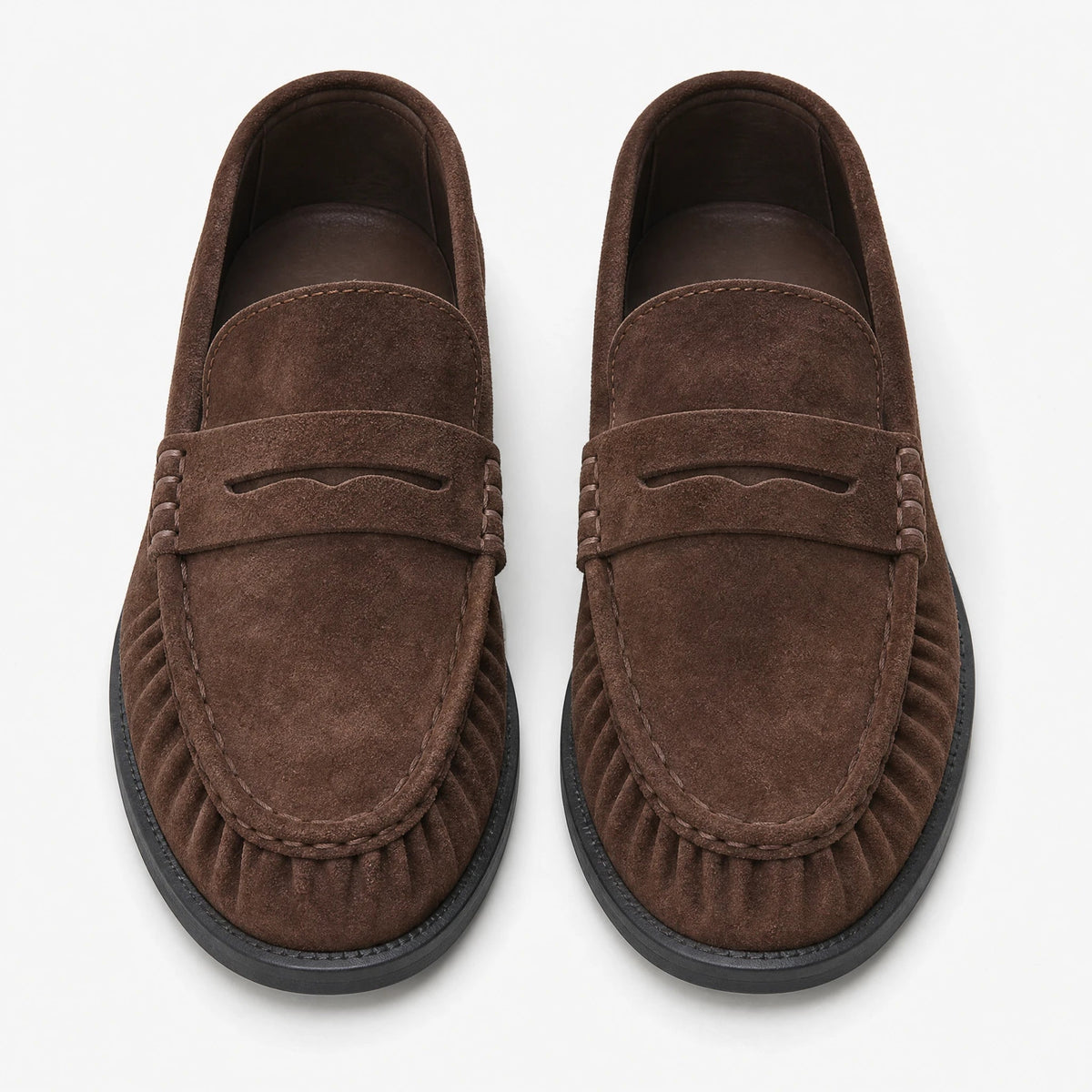 Bruna loafers för dam i mockalook med veckade sömmar i färgen chokladbrun