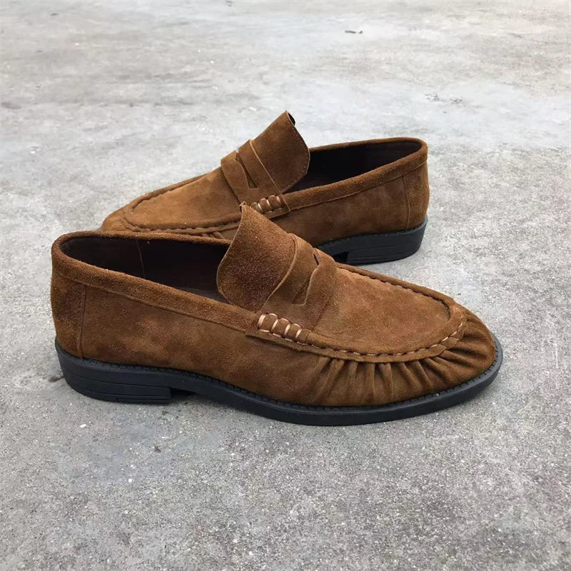 Bruna loafers för dam i mockalook med veckade sömmar i färgen brun