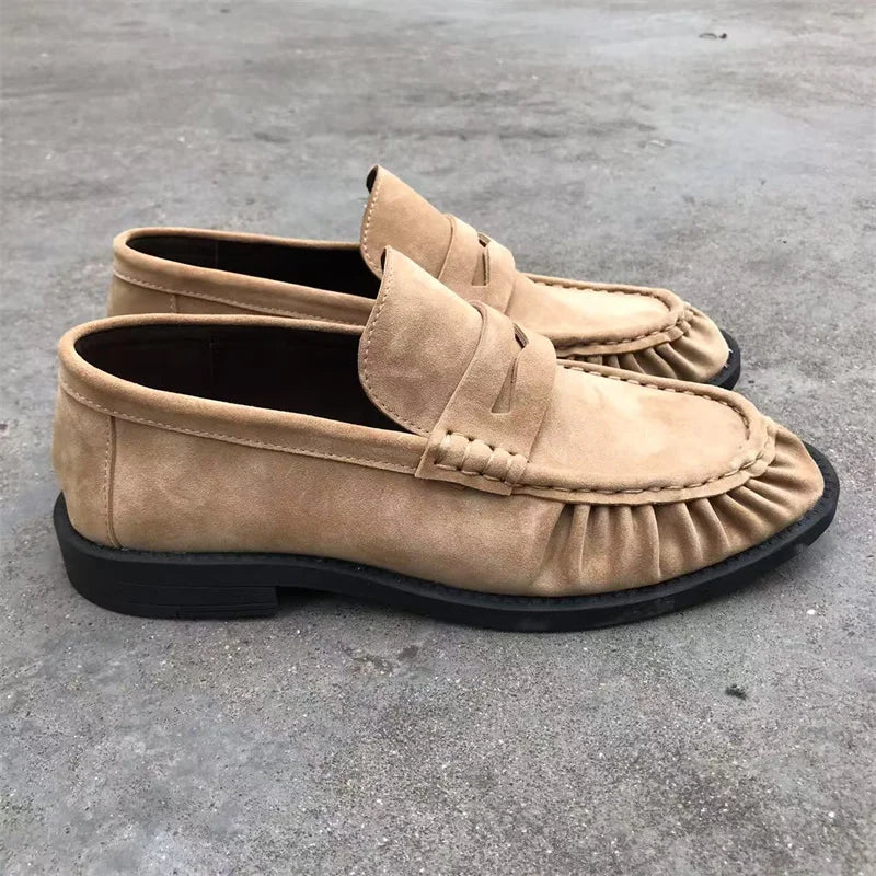 Bruna loafers för dam i mockalook med veckade sömmar i färgen konjak
